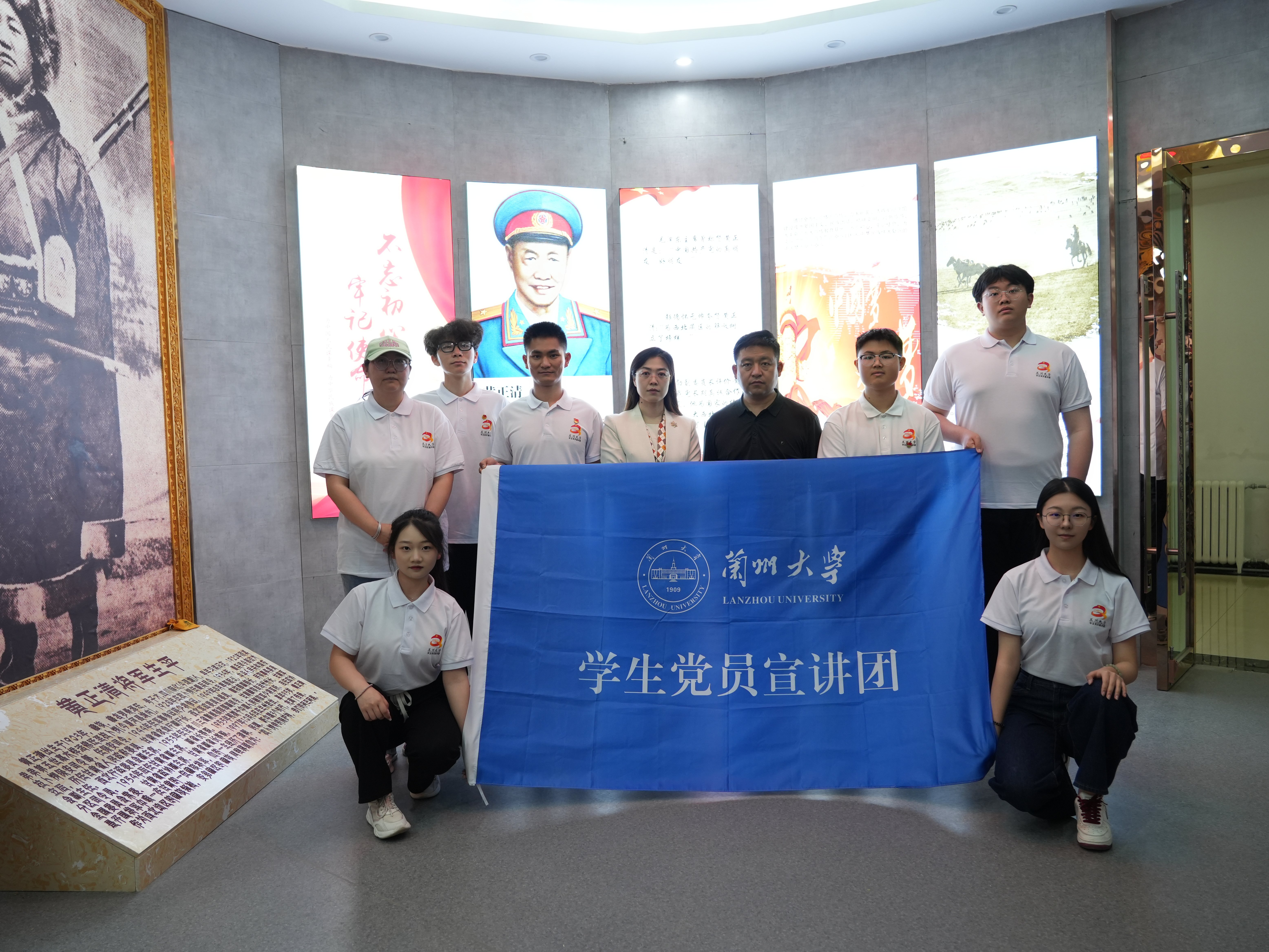 图2 学生党员宣讲团师生在黄正清将军革命纪念馆的合影